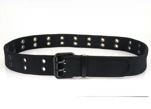 Détail de la boucle à double ardillon et œillets sur la ceinture en toile noire