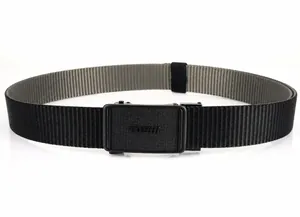 Détail de boucle automatique en métal avec texture quadrillée sur ceinture en nylon