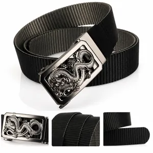 Détail de la ceinture en nylon pour hommes avec boucle rotative en alliage et relief de dragon