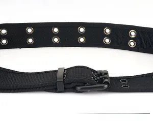 Détail de la ceinture en toile noire avec double rangée d'oeillets et boucle à ardillon