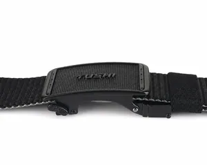 Détail de la boucle automatique en métal mat sur ceinture tactique en nylon pour hommes