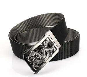 Détail d'une ceinture en nylon avec boucle en alliage de zinc et relief de dragon 3D