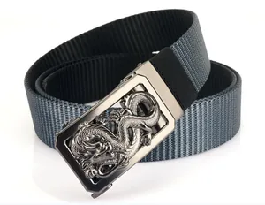 Détail de la boucle en alliage avec dragon sur une ceinture en nylon tressé