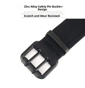 Détail de la boucle à double ardillon en alliage de zinc noir sur ceinture en toile