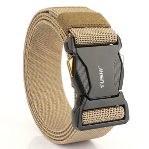 Cintura tattica in nylon con fibbia a sgancio rapido e dettagli in fibra di carbonio