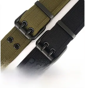 Détails de la boucle métallique à double ardillon et ceinture en toile à œillets doubles