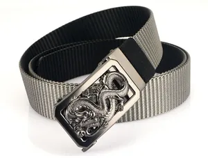 Vue détaillée de la boucle automatique en alliage de zinc avec relief de dragon sur la ceinture