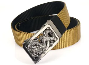 Détail de la ceinture en nylon avec boucle en alliage de zinc et motif dragon en relief