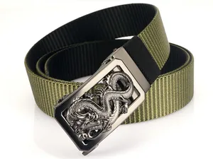 Détail de la ceinture en nylon vert armée avec relief de dragon sur boucle métallique