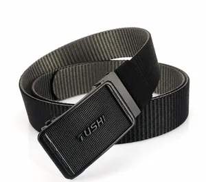 Détail de la ceinture en nylon gris avec boucle automatique en métal noir mat texturé
