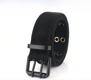 Détail de ceinture noire en toile avec boucle à double ardillon et œillets