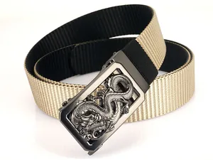 Détail d'une ceinture en nylon kaki avec boucle rotative en alliage de zinc et relief dragon
