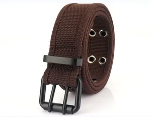 Détail d'une ceinture en toile marron avec boucle à double ardillon noire et œillets argentés