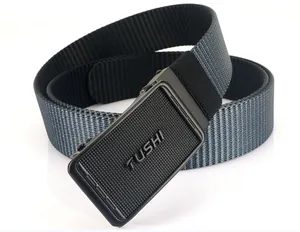 Détail de ceinture tactique en nylon avec boucle en métal texturé et gravure de TUSHI