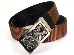 Détail de la boucle en alliage de zinc avec relief dragon sur ceinture en nylon