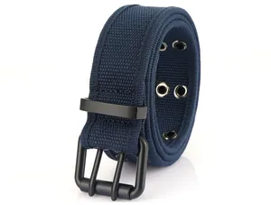 Détail de la ceinture en toile bleu marine avec boucle à double ardillon noire