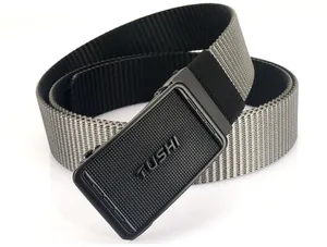 Vue détaillée de la ceinture tressée en nylon bicolore avec boucle automatique noire