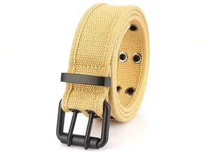Détail de la ceinture en toile kaki avec boucle à double ardillon noire et œillets