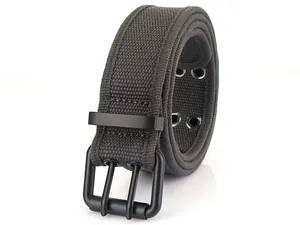 Détail de ceinture en toile gris foncé avec boucle double ardillon noir mat et œillets
