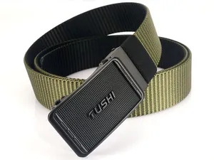 Détail de la ceinture tactique en nylon vert olive avec boucle en métal noir mat