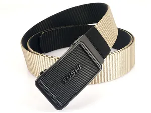 Gros plan d'une boucle tactique en métal noir sur une ceinture en toile de nylon