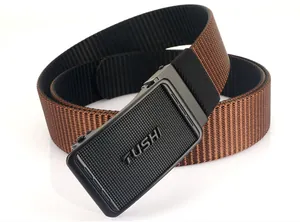 Détail d'une ceinture en nylon bicolore avec boucle automatique en métal texturé