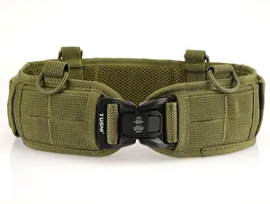 Détail de ceinture tactique en nylon avec boucle en métal et système d'attache MOLLE