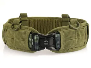 Gros plan sur ceinture tactique avec système MOLLE et boucle métallique robuste