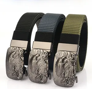Détail de trois ceintures en nylon avec boucles métalliques et motifs d'aigle en relief