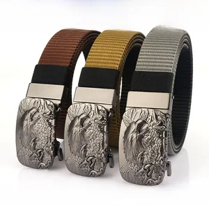 Détail de boucles rotatives en alliage avec relief d'aigle sur ceintures en nylon robuste
