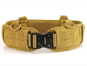 Λεπτομέρεια τακτικής ζώνης coyote brown με σύστημα MOLLE και μεταλλική πόρπη ταχείας απελευθέρωσης
