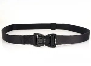 Dettaglio della fibbia metallica a sgancio rapido sulla cintura tattica in nylon nero