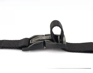 Dettaglio della fibbia tattica con cinturino in nylon regolabile e finitura opaca