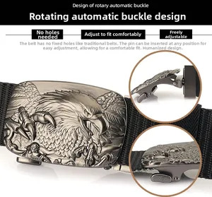 Détail d'une boucle d'aigle en métal sur une ceinture en nylon noir avec verrouillage automatique