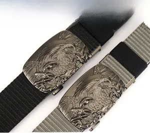 Détail de la ceinture de sport en nylon avec boucle automatique en métal gaufré