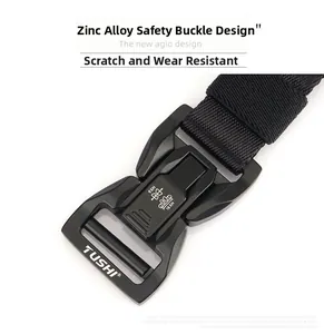 Dettaglio della fibbia in lega di zinco opaca su cintura tattica in nylon nero resistente