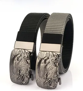 Vue macro de ceintures en nylon double face avec boucles d'aigle en noir et gris