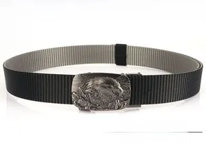 Détail de la boucle automatique en métal avec un motif d'aigle en relief pour ceinture