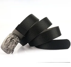Détail d'une ceinture en nylon noir durable avec une boucle en métal à motif d'aigle