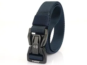 Dettaglio cintura tattica in nylon blu navy con fibbia metallica a sgancio rapido