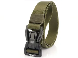 Vista dettagliata della cintura tattica in nylon verde oliva con fibbia a sgancio rapido