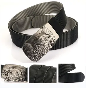 Vue détaillée d'une ceinture en nylon durable avec boucle en alliage de zinc à motif aigle