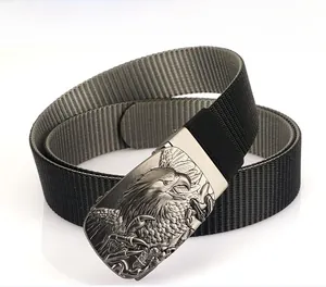 Détail de la boucle en métal avec relief d'aigle 3D et sangle en nylon noir