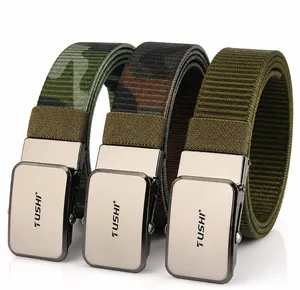 Tre cinture in nylon resistente con fibbie in metallo opaco in mimetico e verde militare