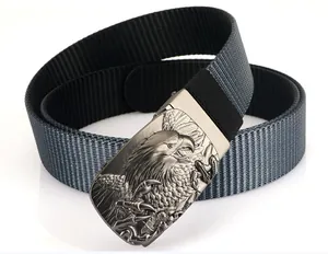 Détail macro d'une boucle de ceinture en nylon pour homme avec relief d'aigle