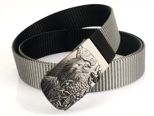 Détail de ceinture tactique en nylon avec boucle relief aigle en argent antique
