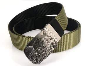 Détail de la ceinture tactique en nylon vert armée avec boucle métal aigle 3D