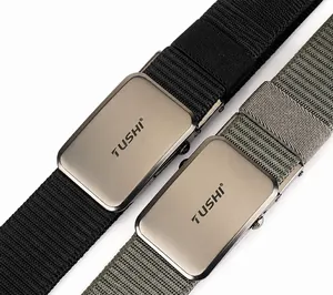 Dettaglio di cinture in nylon intrecciato nero e verde oliva con fibbie automatiche opache