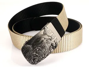 Détail d'une ceinture tactique en nylon avec boucle métallique à motif d'aigle