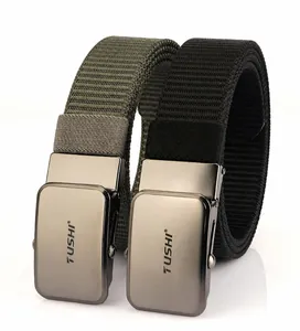 Dettagli delle cinture in nylon spesso verde militare e nero con fibbia in metallo opaco